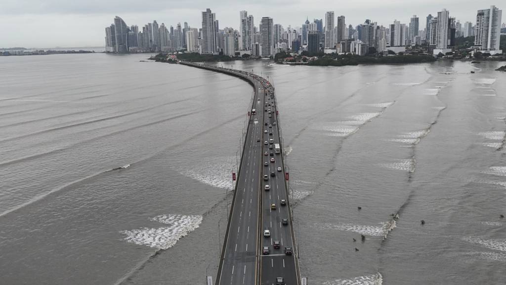 ARCHIV - Autos stehen auf der Panamericana-Autobahn in Panama-Stadt. Foto: Matias Delacroix/AP/dpa/Symbolbild
