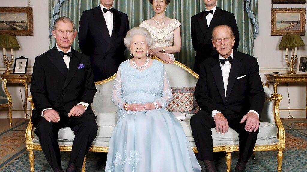 ARCHIV - Königin Elizabeth II (vorne Mitte) und ihr Ehemann Prinz Philip (vorne rechts) mit ihren Kindern Prinz Charles (vorne links), sowie Prinz Andrew (hinten, l-r), Prinzessin Anne and Prinz Edward - aufgenommen am 18.11.2007 in Clarence House in London (Großbritannien) anlässlich der Diamantenen Hochzeit im Jahr 2007. Foto: Tim Graham/POOL/dpa