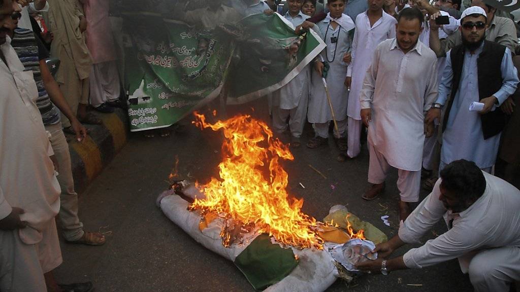 Pakistanische Demonstranten verbrennen eine Strohpuppe, die den indischen Premierminister Narendra Modi darstellen soll. Die Situation an der Grenze zwischen den beiden Atommächten hat sich gefährlich zugespitzt.