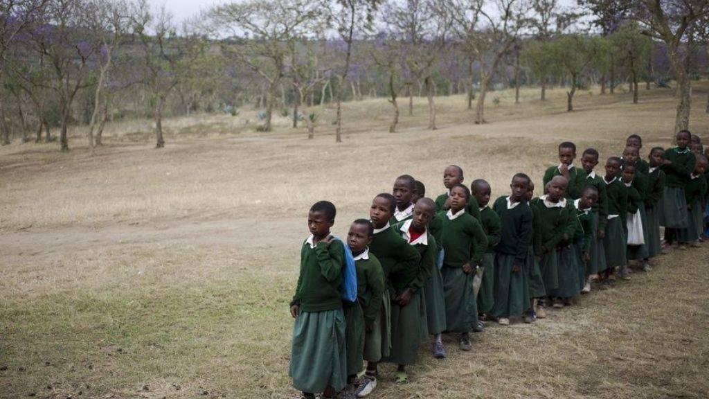 Kinder in Tansania stellen sich zum Impfen an. Masern gibt es schon seit 2600 Jahren, wie eine neue Studie zeigt. Ursprung war wie bei vielen Viren ein Tier: das Rind. (Symbolbild)