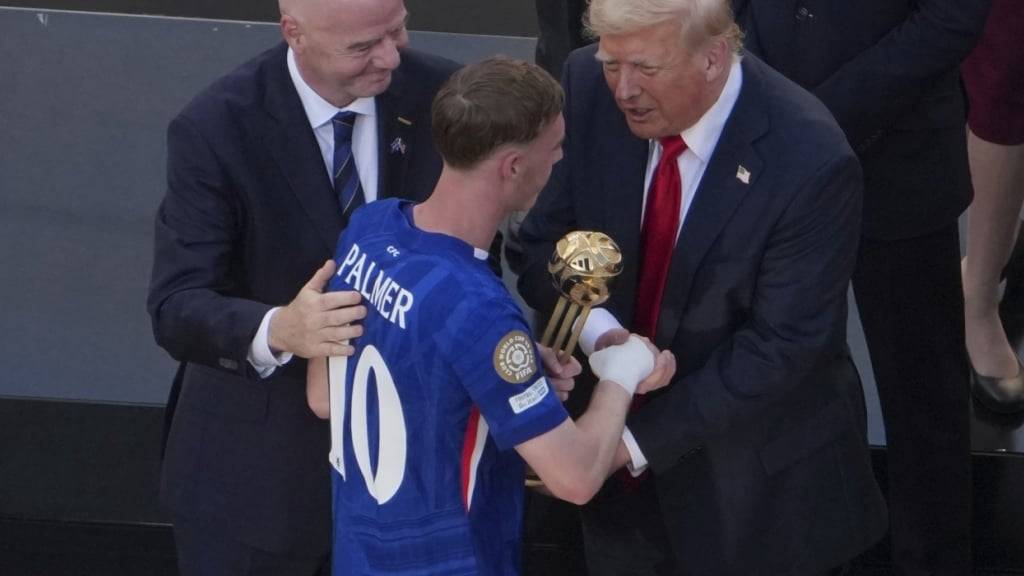 US-Präsident Donald Trump (rechts) und FIFA-Chef Gianni Infantino gratulieren dem Matchwinner Cole Palmer