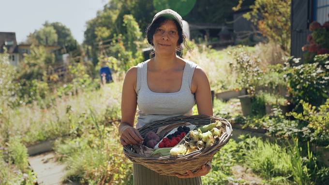 Liza Celina zeigt ihren Schrebergarten mit Beerenvielfalt 