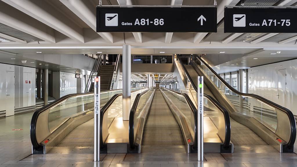 Am Flughafen in Zürich leidet der Betrieb unter den Folgen der Coronakrise. Das hat Folgen. Die Flughafenbetreiberin hat diese Woche 26 Kündigungen ausgesprochen.(Archivbild)