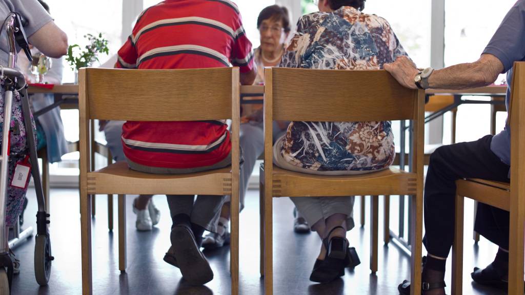 Viele Schweizer im Erwerbsalter sind skeptisch, ob das für die Pension angesparte Geld ausreicht, um den Ruhestand geniessen zu können. Die Rentner schätzen derweil ihre finanzielle Lage zumeist positiv ein. (Symbolbild)