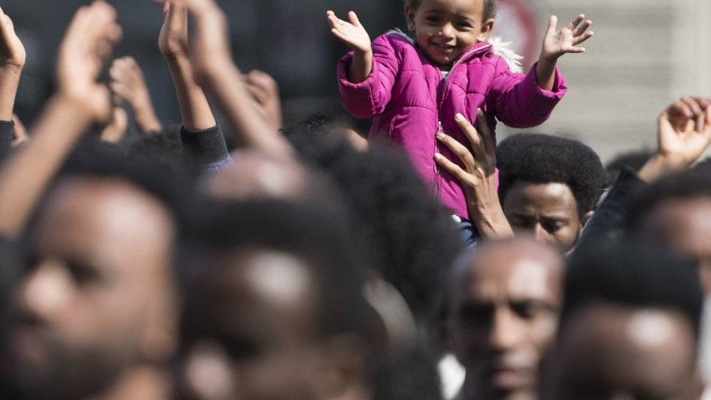 Eritreische Flüchtlinge demonstrieren auf dem Bundesplatz. Sie kritisieren, dass die Asylpraxis verschärft wurde.