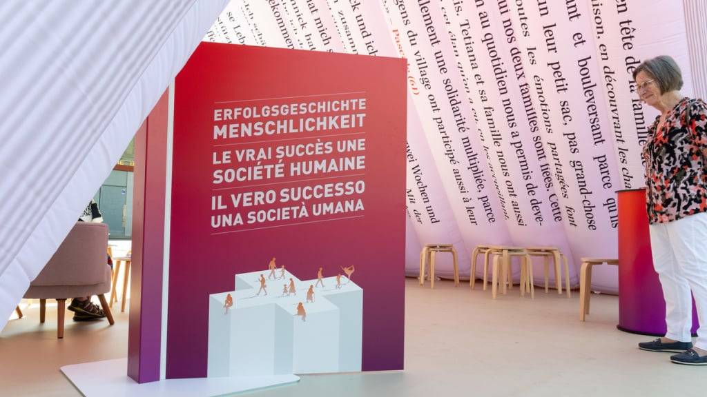 Das Herzstück der Ausstellungsreihe ist ein begehbares Buch, das am Beispiel von persönlichen Erlebnisberichten die Integrationsgeschichte der Schweiz erlebbar macht.