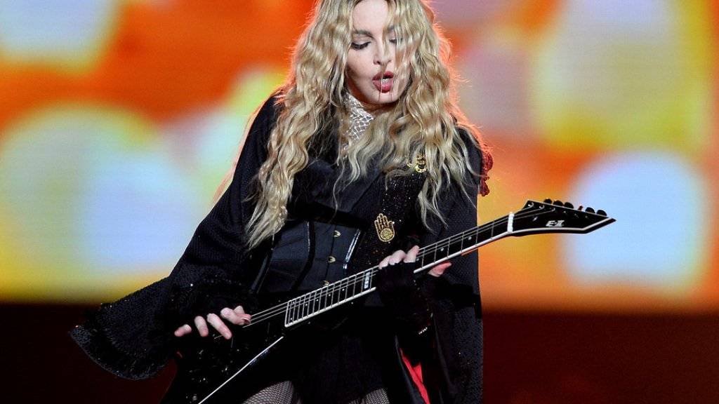 Madonna lässt sich auf ihrer «Rebel Heart Tour» gern von prominenten Frauen den Hintern tätscheln - am Samstag in Prag (Bild) kam die Ehre Jessica Chastain zu.