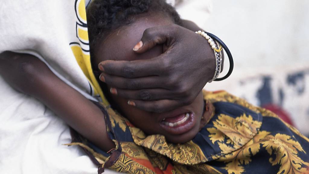 Beschneidung in Somalia: Ein sechsjähriges Mädchen wird von ihrer grossen Schwester während der Prozedur festgehalten. (Archivbild)