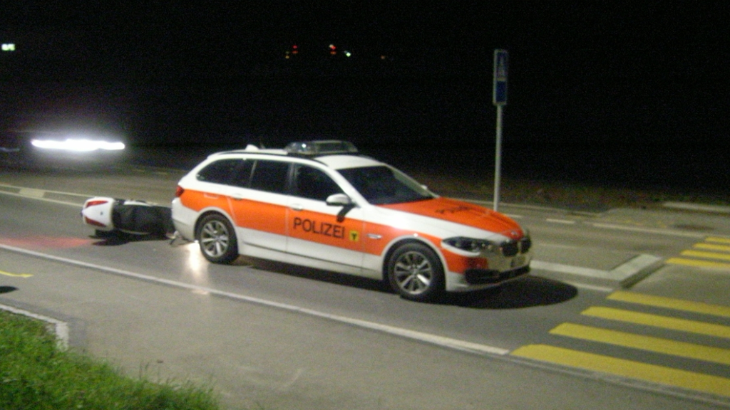 Erstfeld UR: Roller fährt in Polizeiauto