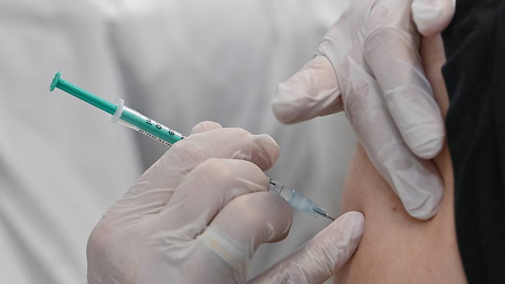Ein Mann bekommt eine Schutzimpfung gegen Covid-19. In Serbien soll jeder, der sich bisher impfen liess oder bis zum 31. Mai eine Impfung erhält, eine einmalige Unterstützung in Höhe von 3000 Dinar (25 Euro) erhalten.