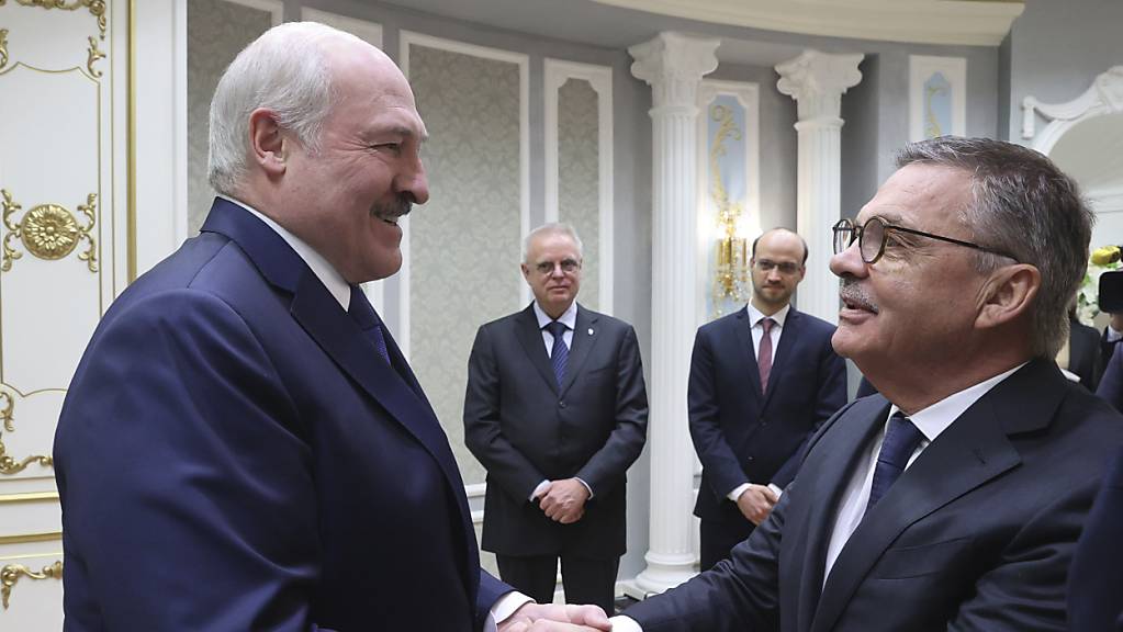 Weissrusslands Präsident Alexander Lukaschenko (links) und IIHF-Präsident René Fasel drücken sich bei ihrem Treffen am Montag fest die Hände.