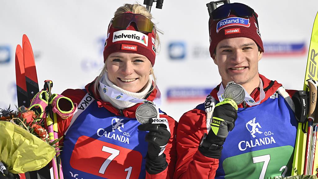 Amy Baserga und Niklas Hartweg strahlen mit der Silbermedaille, gewonnen in Single-Mixed-Staffel an der Heim-EM im Januar 2023 in Lenzerheide