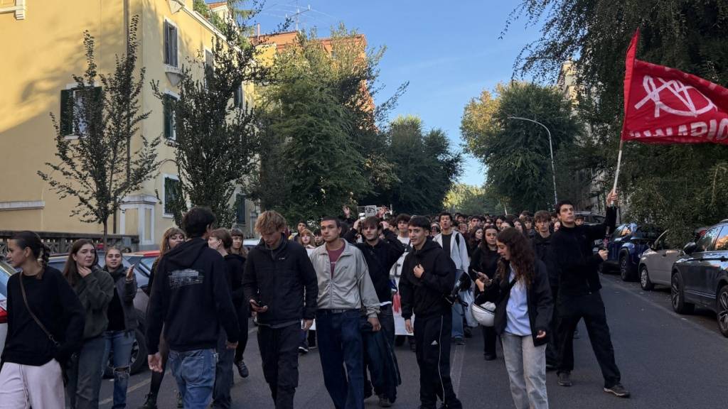 Aus Protest gegen die Zustände an den Schulen gehen Schüler in Rom auf die Straße. Foto: Christoph Sator/dpa