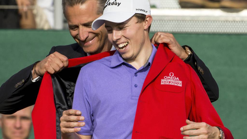 Matthew Fitzpatrick liess sich 2017 und - hier - 2018 ins rote Jackett des Siegers von Crans-Montana einkleiden