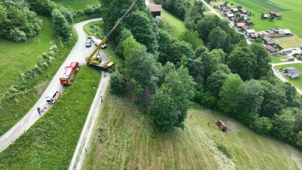 Beim Rückwärtsfahren geriet das landwirtschaftliche Gefährt im steilen Gelände in Schräglage und kippte auf die linke Seite.