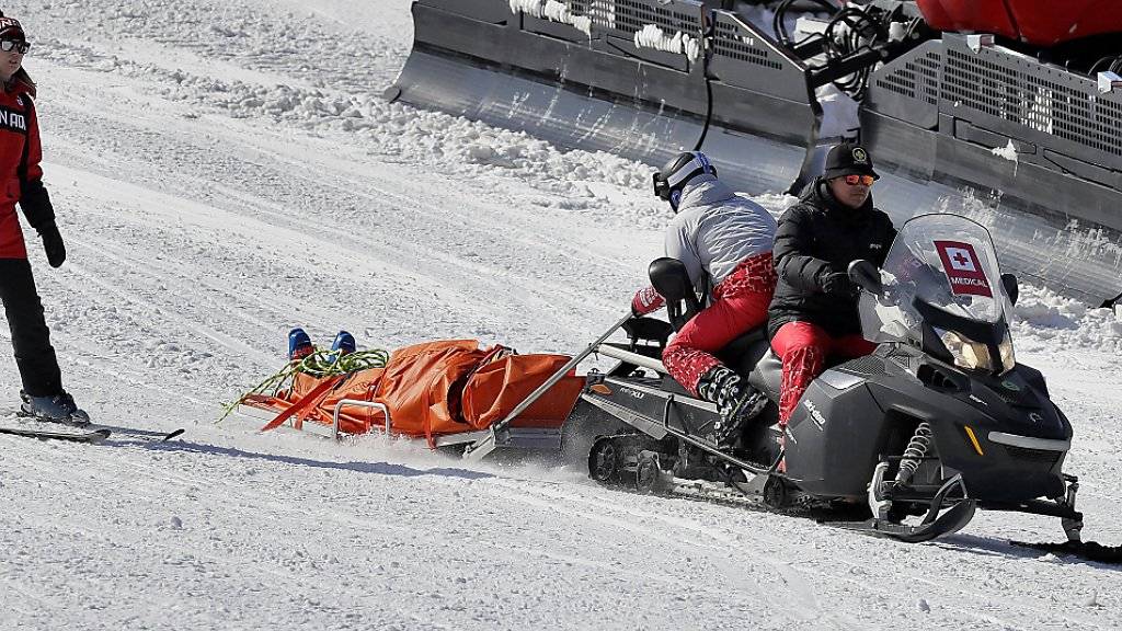 Der kanadische Skicrosser Christopher Delbosco wird nach seinem schweren Sturz am Mittwoch mit dem Schlitten abtransportiert.