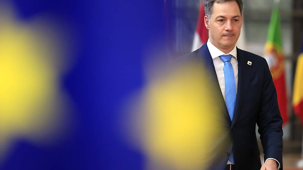 ARCHIV - Alexander De Croo, Premierminister von Belgien, trifft zu einem EU-Gipfel ein. In einem gemeinsam mit dem Regierungschef Tschechiens verfassten Brief fordert er Sanktionen gegen Russland. Der Vorwurf: Mögliche Einflussversuche der kommenden Europawahlen. Foto: Geert Vanden Wijngaert/AP/dpa