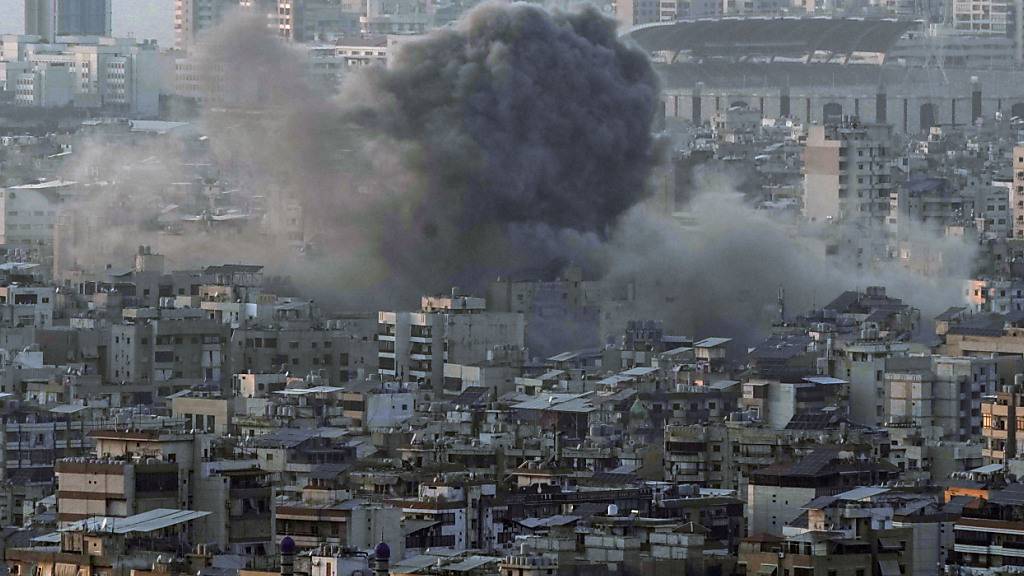 Rauch steigt nach einem israelischen Luftangriff aus dem Stadtteil Dahieh auf. Foto: Bilal Hussein/AP/dpa