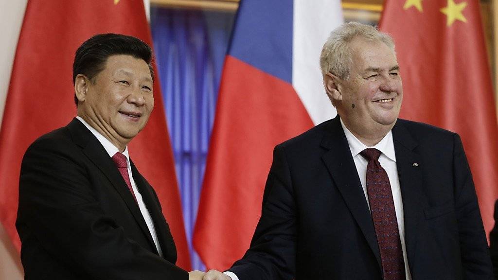 Die Präsidenten Tschechiens und Chinas, Milos Zeman (rechts) und Xi Jinping, haben eine strategische Partnerschaft beider Länder vereinbart.