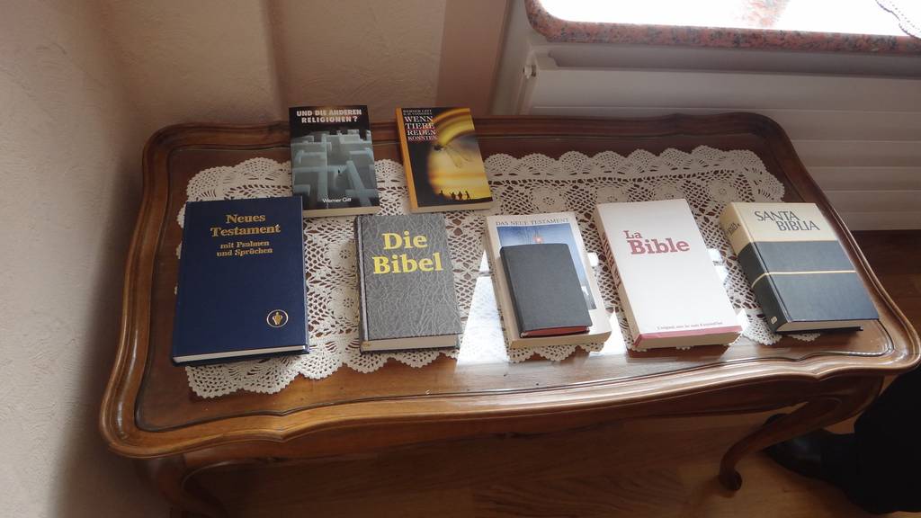 Werner Arn verteilt Bibeln in allen Sprachen auf der ganzen Welt.