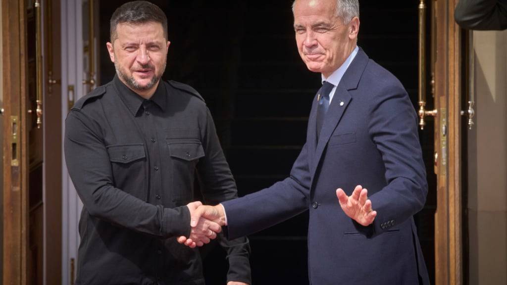 Mark Carney (r), Premierminister von Kanada, und Wolodymyr Selenskyj, Präsident der Ukraine reichen sich die Hand vor ihrem Gespräch. Foto: Efrem Lukatsky/AP/dpa
