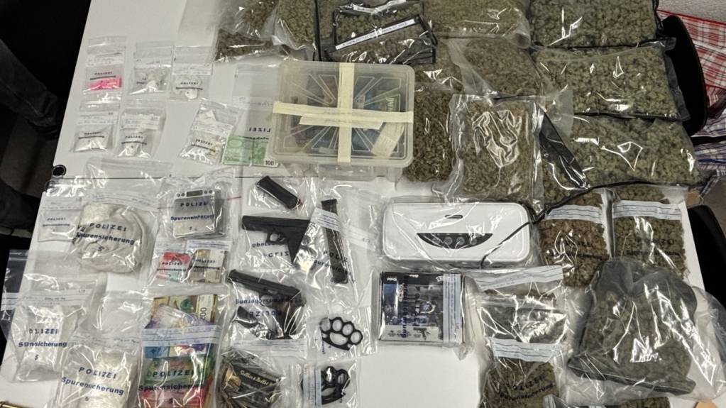 Die Polizei fand unter anderem Kokain, Marihuana, Ketamin und Ecstasy sowie Waffen.