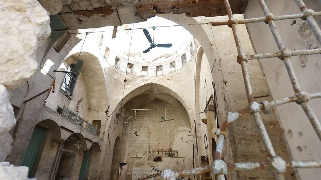 Bei Luftangriffen auf eine Moschee wurden Dutzende Menschen getötet - im Bild die schwer beschädigte Umayyad Moschee in Aleppo (Symbolbild)