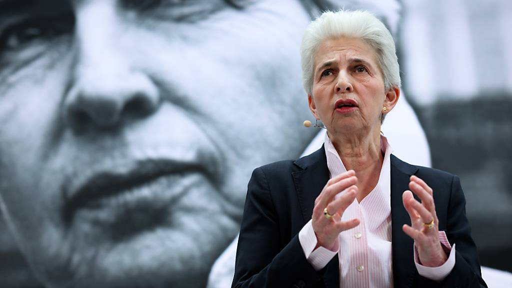 ARCHIV - Marie-Agnes Strack-Zimmermann, FDP-Spitzenkandidatin zur Europawahl, äußert sich bei der Kampagnenpräsentation der FDP zur Europawahl im Hans-Dietrich-Genscher-Haus vor einem projizierten Wahlplakat. Foto: Bernd von Jutrczenka/dpa
