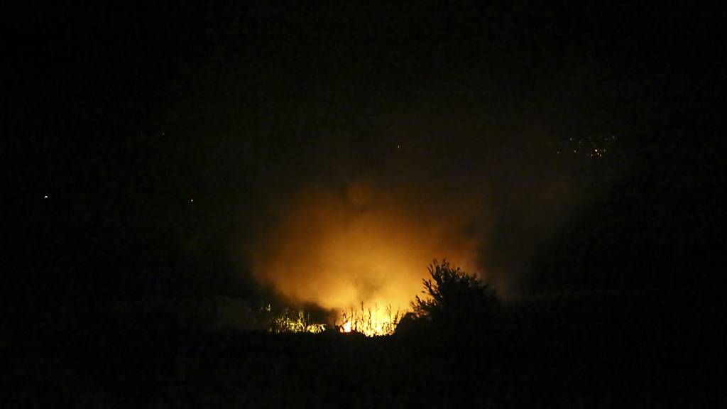 Flammen lodern an der Absturzstelle nahe Kavala im Nordosten Griechenlands. Foto: Ilias Kotsireas/InTime News via AP/dpa - ACHTUNG: Nur zur redaktionellen Verwendung und nur mit vollständiger Nennung des vorstehenden Credits