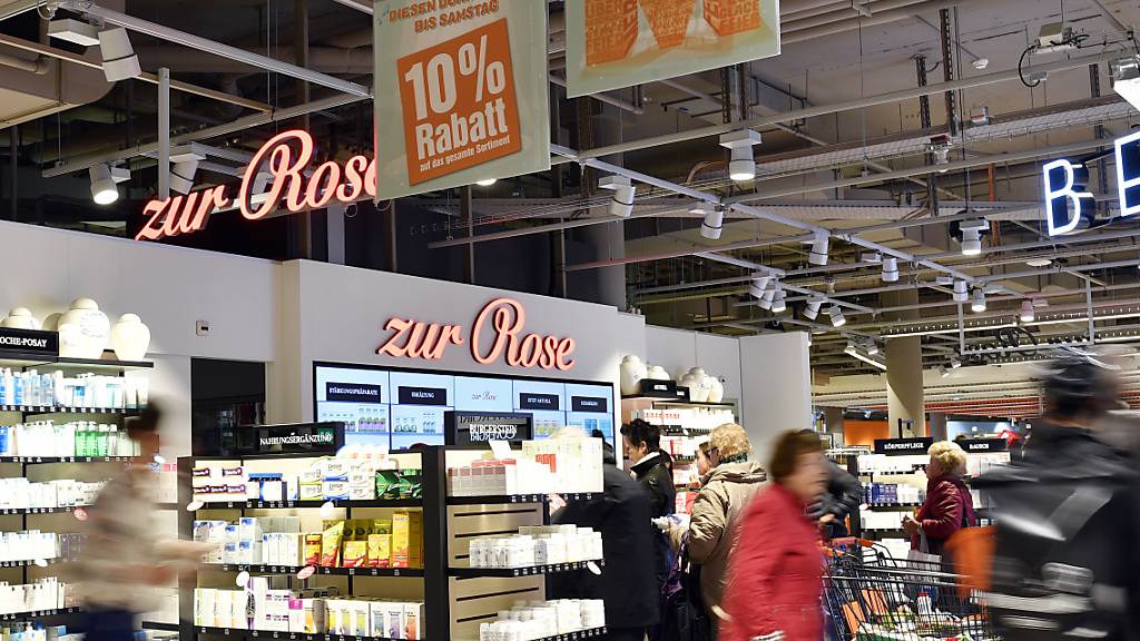 Nach dem erfolgreichen Pilotbetrieb der Shop-in-Shop-Apotheken - hier in der Migros Limmatplatz in Zürich - starten Migros und Zur Rose zwei Gemeinschaftsunternehmen. (Archiv)