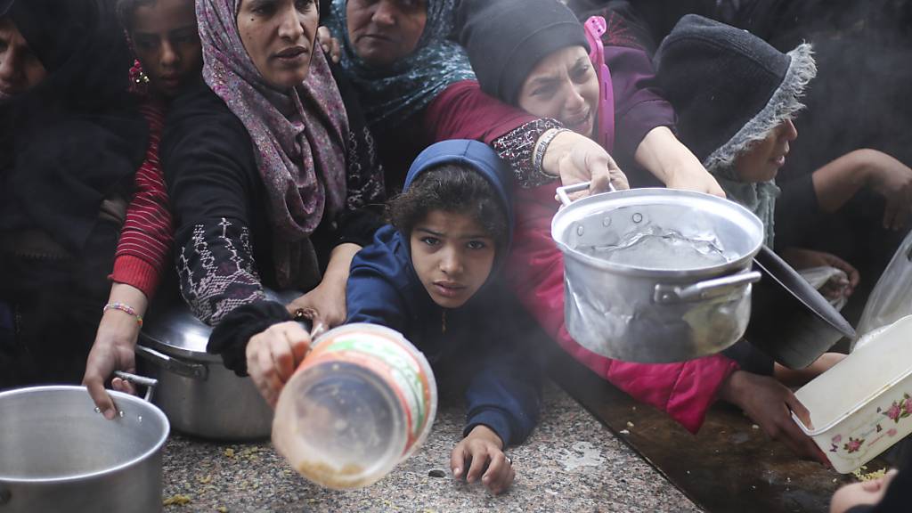 ARCHIV - Palästinenser bei Verteilung von Lebensmitteln in Chan Junis. Foto: Hatem Ali/AP/dpa