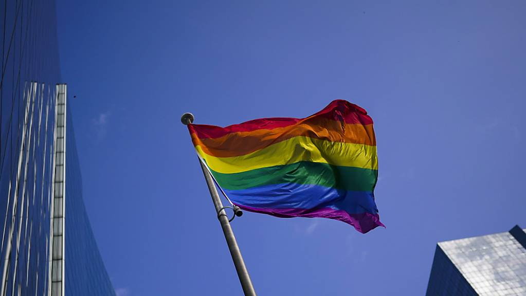 ARCHIV - Eine Regenbogenflagge ist im Finanzviertel gehisst und weht im Wind. Das Europaparlament hat die EU mit klarem Mehrheitsvotum zum Freiheitsraum für LGBTIQ-Personen erklärt. Foto: Francisco Seco/AP/dpa