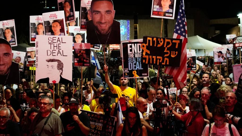 dpatopbilder - Menschen nehmen an einer Kundgebung teil, bei der die Freilassung aller von der Hamas im Gazastreifen festgehaltenen Geiseln und ein Waffenstillstand gefordert werden. Foto: Ohad Zwigenberg/AP/dpa