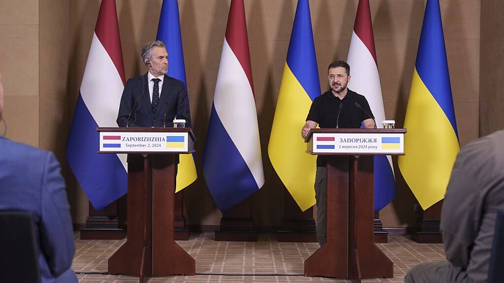 Der ukrainische Präsident Wolodymyr Selenskyj (r) kam in Saporischschja mit dem niederländischen Regierungschef Dick Schoof zusammen. Foto: Evgeniy Maloletka/AP/dpa