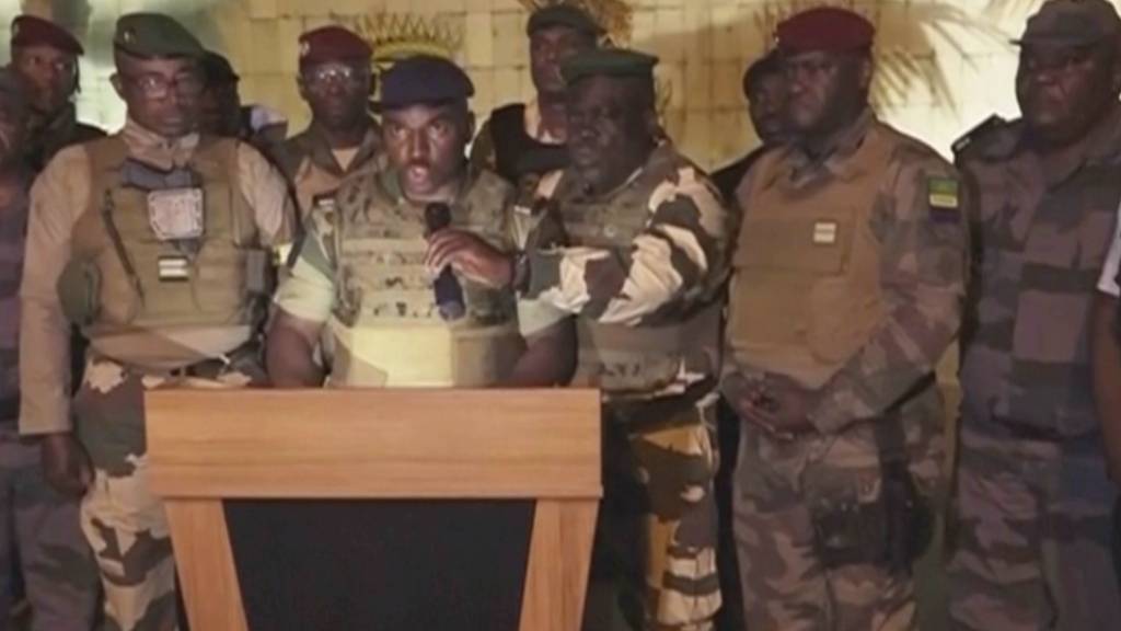 SCREENSHOT - Diese Videoaufnahme zeigt den Sprecher der meuternden Soldaten, der im staatlichen Fernsehen verkündet, dass sie die Macht übernommen haben. Wenige Tage nach der Präsidentschaftswahl in Gabun, die Präsident Ondimba im Amt bestätigte, hat das Militär eigenen Angaben zufolge die Macht in dem zentralafrikanischen Küstenstaat an sich gerissen. Foto: Uncredited/GABON 24/AP/dpa - ACHTUNG: Nur zur redaktionellen Verwendung bis zum 12. September 2023 im Zusammenhang mit der aktuellen Berichterstattung und nur mit vollständiger Nennung des vorstehenden Credits