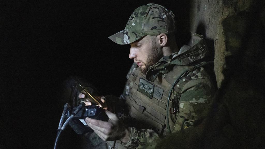Ein ukrainischer Soldat fliegt eine Drohne über russische Stellungen an der Frontlinie in der Nähe von Bachmut. Foto: Alex Babenko/AP/dpa