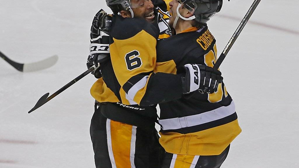 Pittsburghs Trevor Daley (links) und Sidney Crosby feiern den Overtime-Sieg über die Washington Capitals