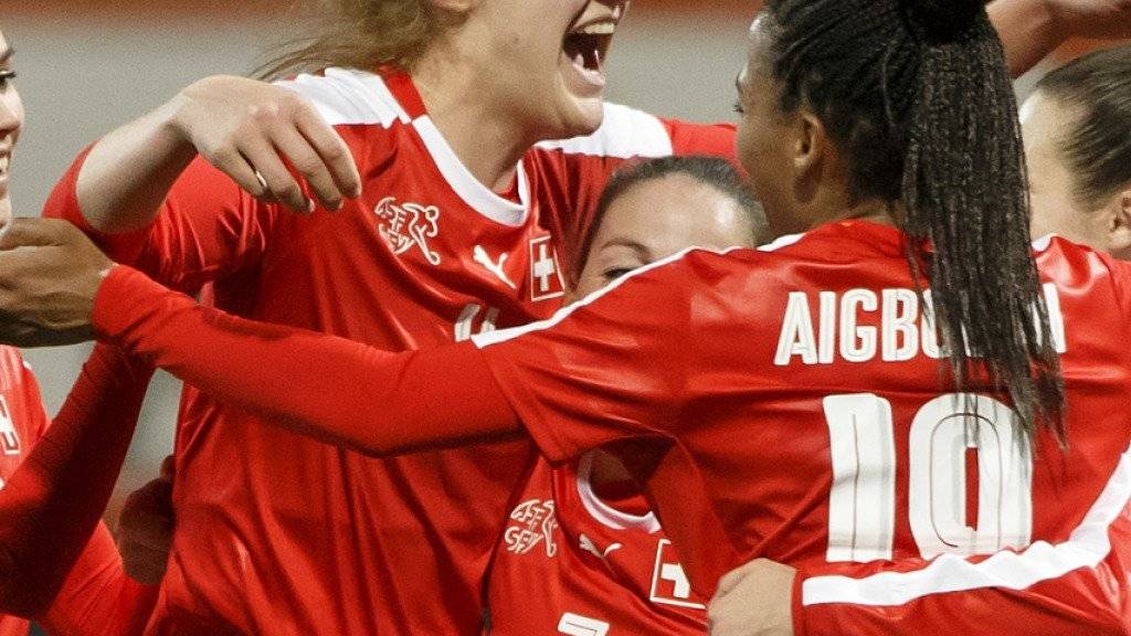 Rahel Kiwic und ihre Kolleginnen jubeln über den Last-Minute-Sieg gegen Norwegen