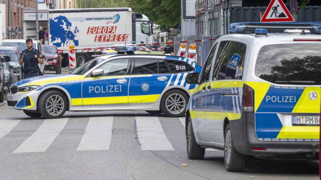 Polizei riegelt unweit des Ostbahnhofs eine Straße ab. Nach einer Brandattacke auf eine Baustelle in München vermutet das Bayerische Landeskriminalamt (LKA) einen Anschlagsversuch gegen ein Unternehmen aus dem Rüstungsbereich. Foto: Peter Kneffel/dpa