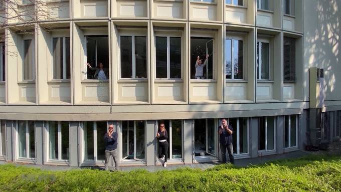  Die Schweiz sagt “Danke“: Applaus für Pflegepersonal