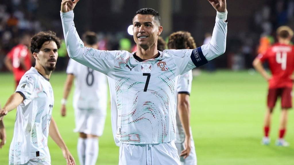 Cristiano Ronaldo lässt sich nach zwei weiteren Toren für Portugal feiern
