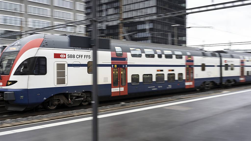 Die Stadt Zürich will beim Bahnhof Altstetten die Unterführung West für Zufussgehende und Velofahrende ausbauen. (Archivbild)