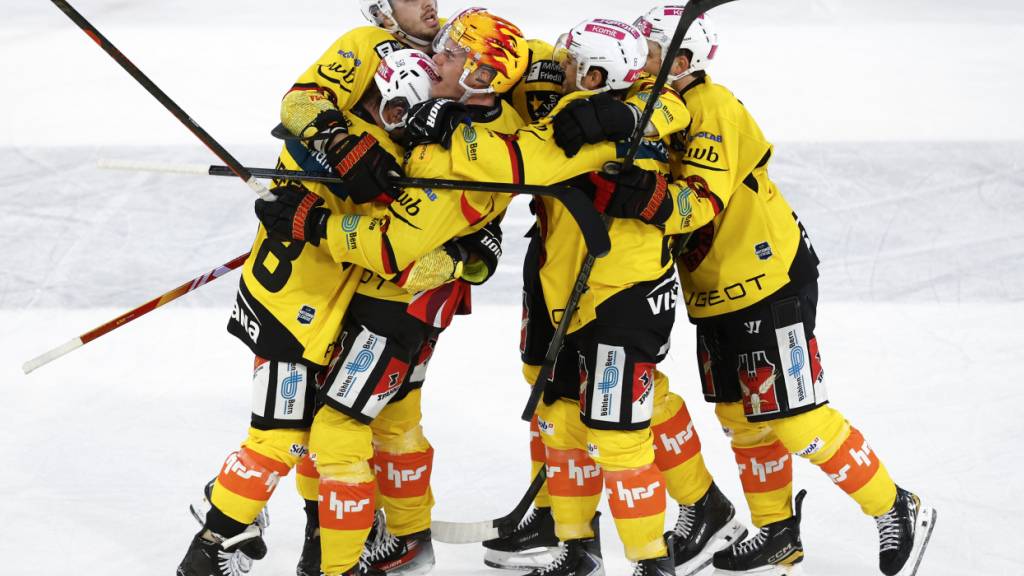 Am Ende können sie doch noch jubeln: Der SC Bern verspielt in Biel eine 3:0-Führung, gleicht in extremis aus und gewinnt noch im Penaltyschiessen