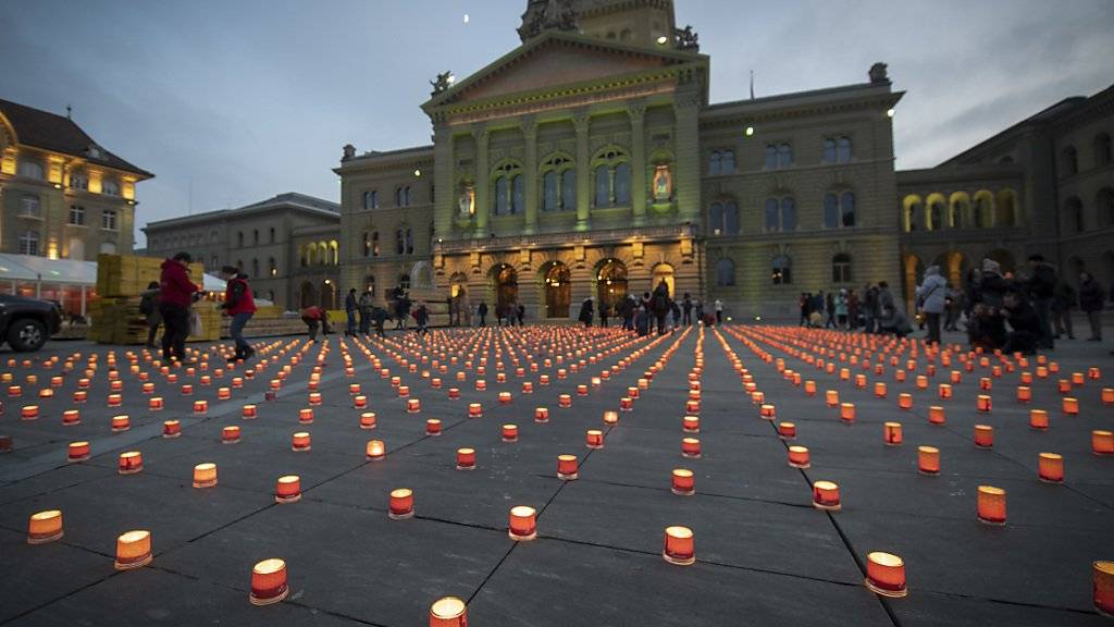 Im Rahmen der Aktion «Eine Million Sterne» leuchten hunderte Kerzen auf dem Bundesplatz in Bern.