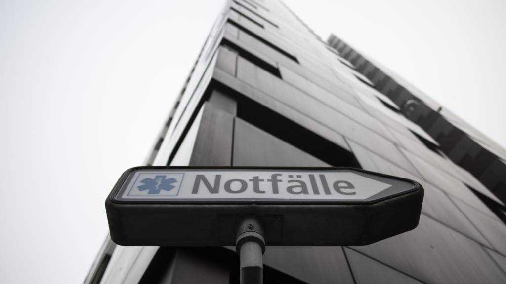 Eine Bewilligungspflicht soll neu auch für öffentliche Spitäler gelten. Im Bild zu sehen ist das Kantonsspital in der Stadt St. Gallen. (Archivbild)