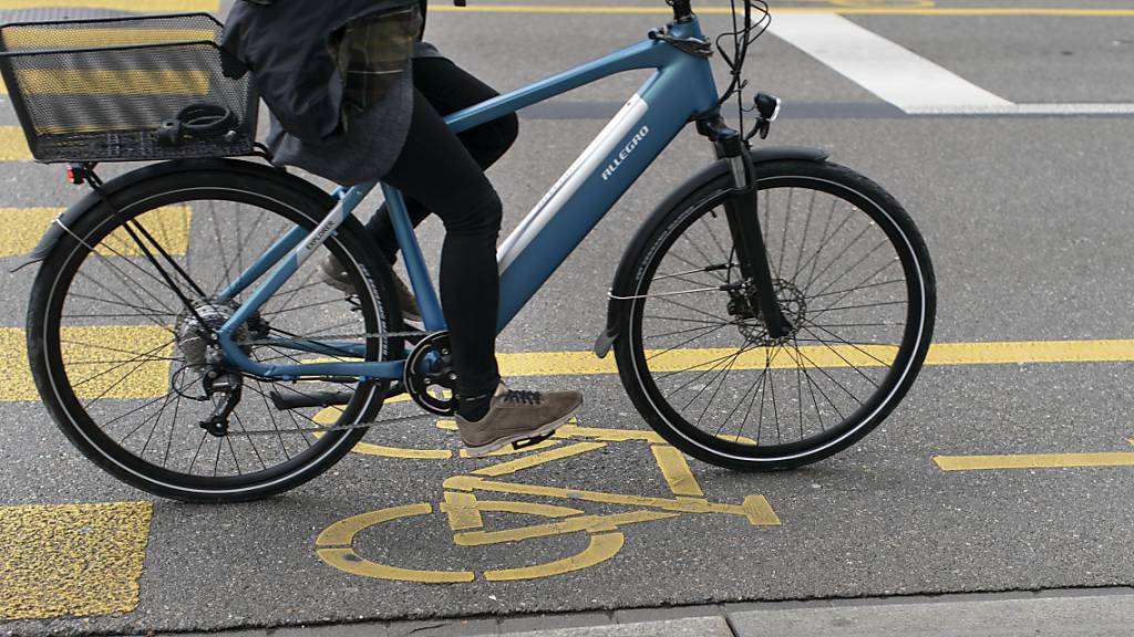 Eine 62-jährige E-Bike-Fahrerin stürzte in Suhr AG in einen Bach und verletzte sich. Unbekannte Jugendliche hatten die Frau mutwillig umgestossen. (Symbolbild)