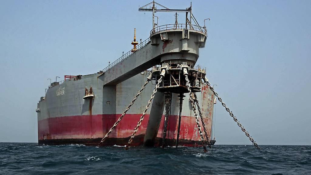 ARCHIV - Eine Woche nach Beginn der Bergung ist der angeschlagenen Öltanker «FSO Safer» im Roten Meer etwa zur Hälfte leergepumpt Foto: Stringer/dpa