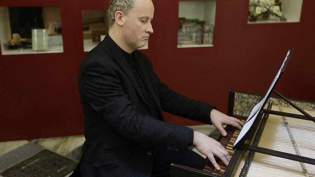 Lukas Vendl spielte am Dienstag in Prag bei einer Medienkonferenz auf dem Cembalo das Stück vor, das von Mozart und Salieri komponiert worden sein soll und 200 Jahre lang verschollen war.