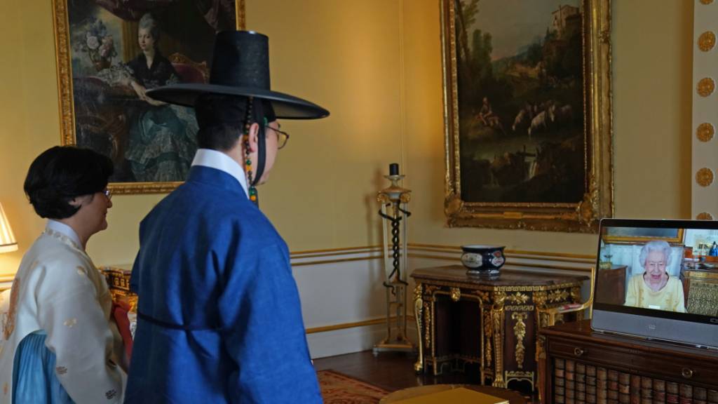 Gunn Kim (M), Botschafter von Südkorea in Großbritannien, nimmt an einer virtuellen Audienz mit Königin Elizabeth II. teil. Nach einer ärztlich angeordneten Ruhepause gab die 95-jährige Monarchin wieder Audienzen. Foto: Victoria Jones/PA Wire/dpa