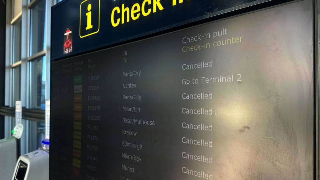 Gestrichene Flüge sind auf einer Anzeigetafel am Flughafen in Kopenhagen aufgelistet. Foto: Steffen Trumpf/dpa